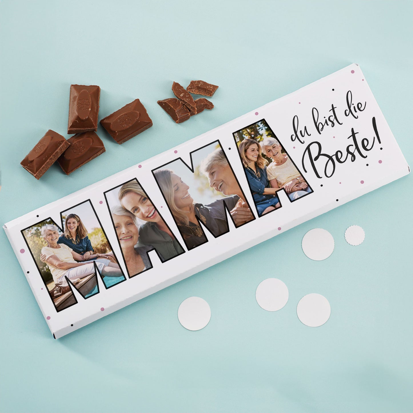 Schokoladentafel mit personalisierten Fotos im „MAMA“-Design auf blauem Hintergrund mit Schokolade