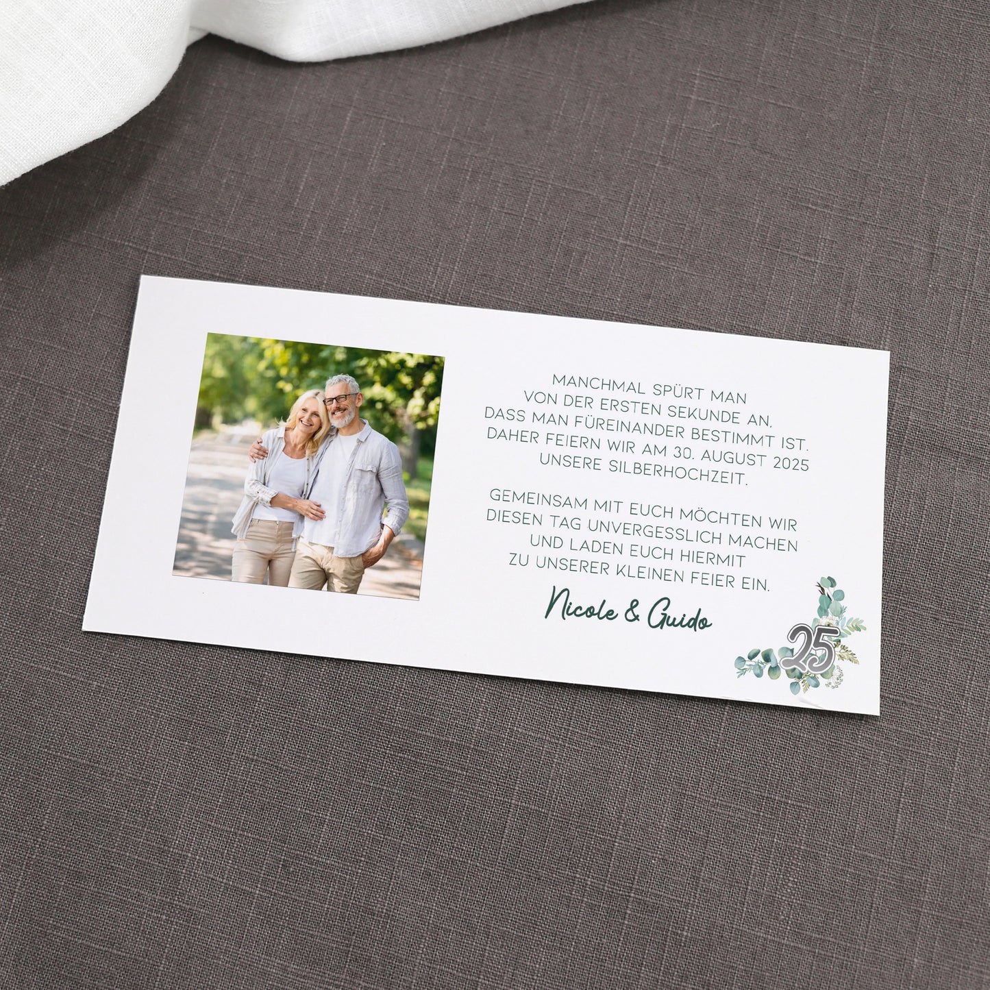 Hochzeitseinladung - Ziehkarte mit zwei Fotos zur Silberhochzeit mit Wunschdaten und Blatt-Blütenmotiv