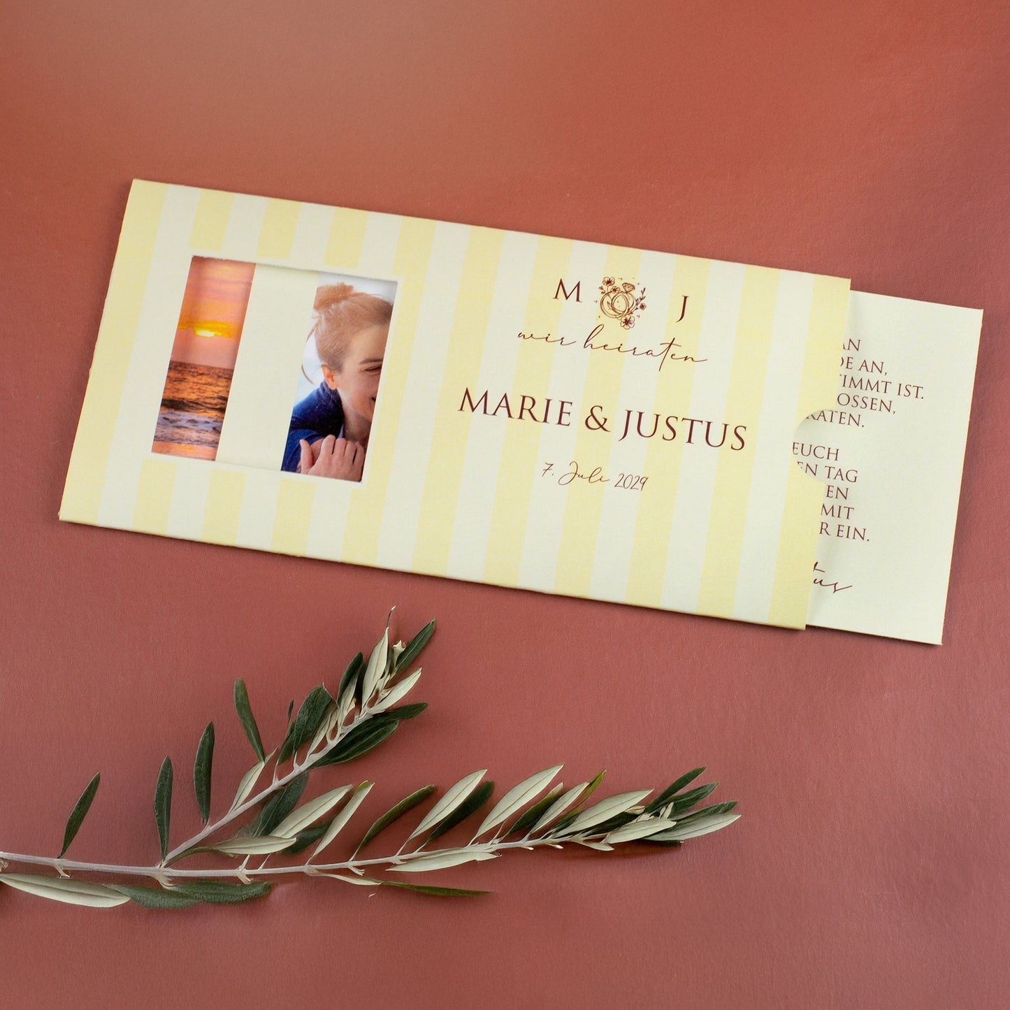Hochzeitseinladung als Ziehkarte in Gelb leicht geöffnet, Einschieber mit zweitem Foto sichtbar