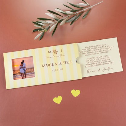 Detailansicht Innenteil der Ziehkarte mit gedrucktem Einladungstext und Unterschrift