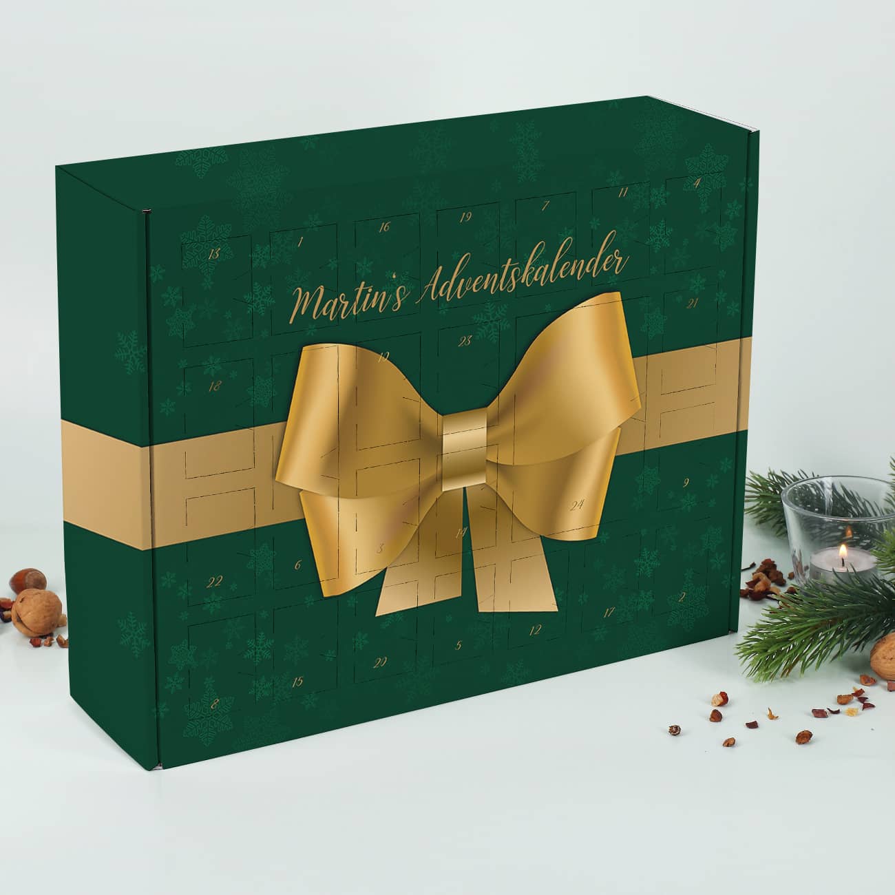 Adventskalender in grün mit goldener Schleife