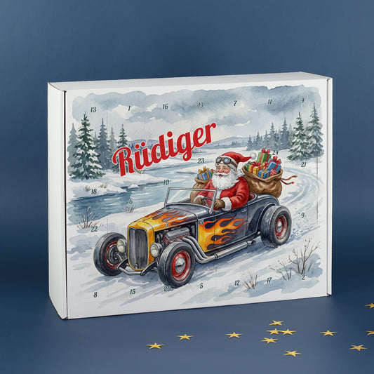 Personalisierter Adventskalender mit Name Rüdiger und Weihnachtsmann im Hot Rod in verschneiter Winterlandschaft