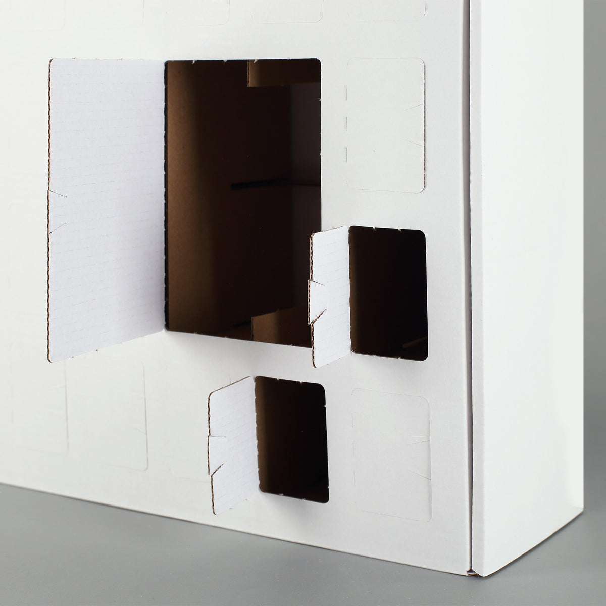 Geöffnete Türchen des Adventskalenders mit unterschiedlich großen Fächern für kleine Geschenke