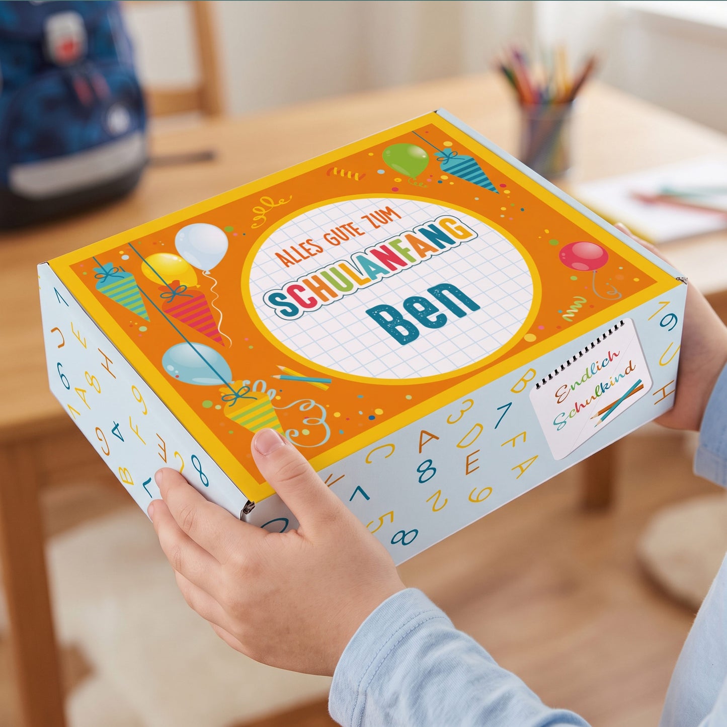 Kleine personalisierte Geschenkbox mit Name und buntem Schulanfang-Motiv