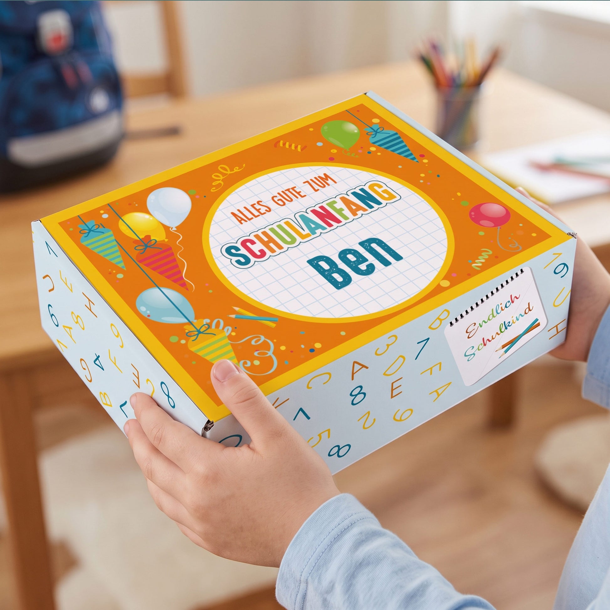 Kleine personalisierte Geschenkbox mit Name und buntem Schulanfang-Motiv