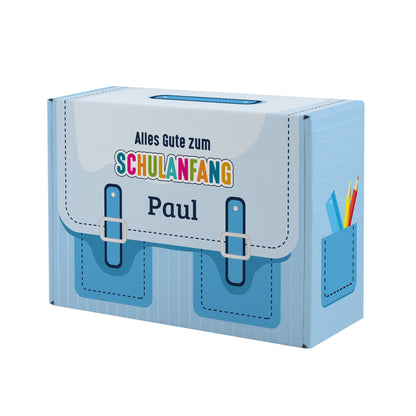 Kleine blaue Geschenkverpackung zur Einschulung im Schulranzen-Design mit Name personalisiert