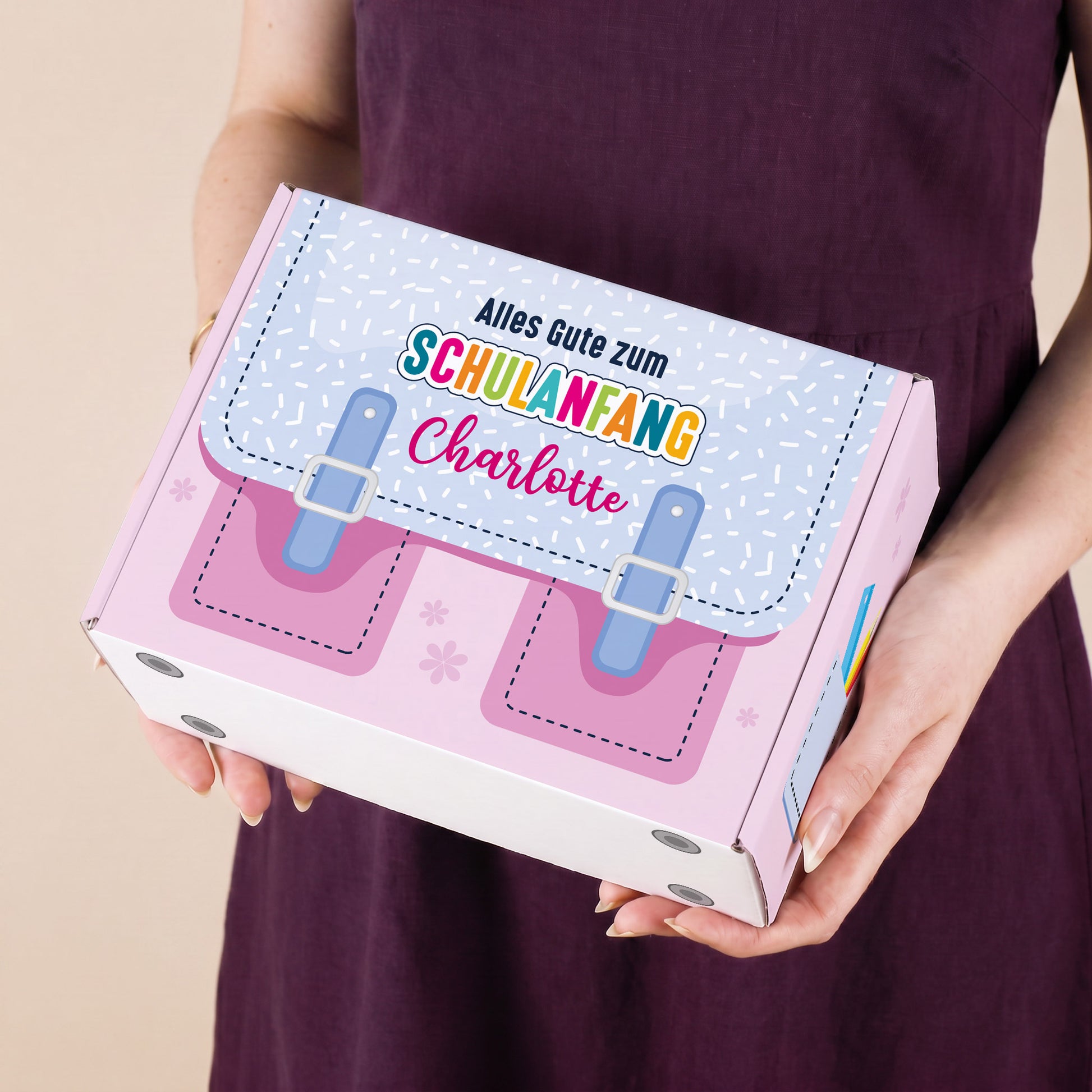 Kleine rosa Aufbewahrungsbox aus Pappe zum Schulanfang mit Name bedruckt im Schulranzen Design