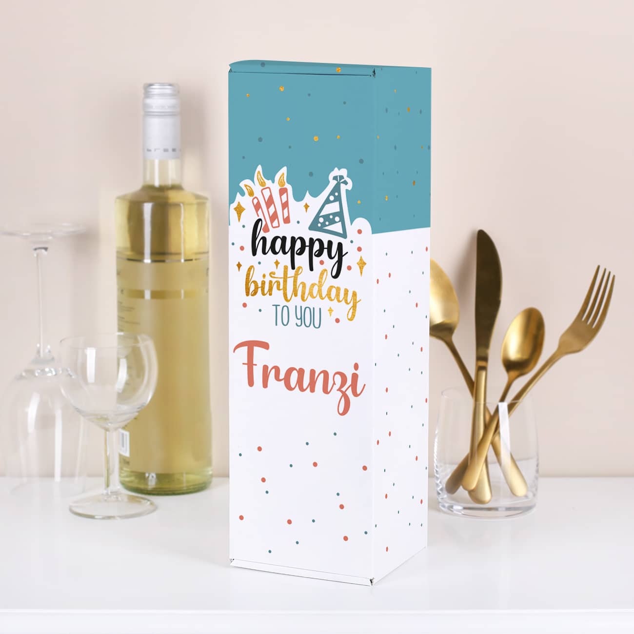 Moderne Flaschenverpackung mit Namensaufdruck zum Geburtstag