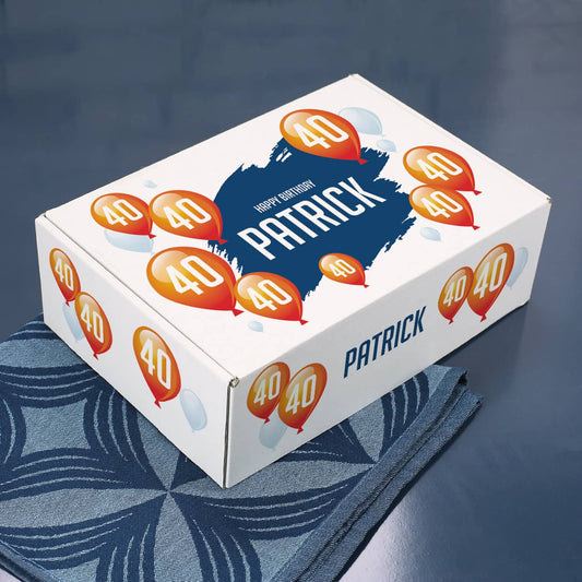 Geschenkverpackung mit bunten Luftballons zum Geburtstag