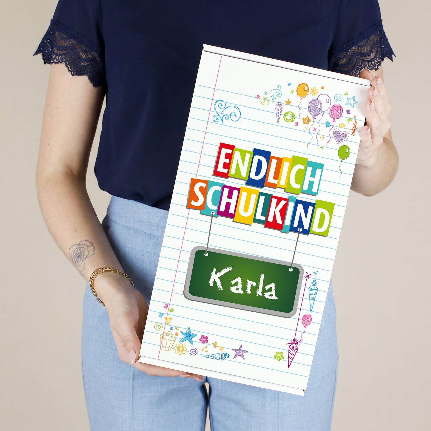 Hoher Geschenkkarton zur Einschulung mit Wunschname, buntem Schulkind-Motiv und den Schriftzug Endlich Schulkind