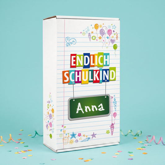 Personalisierter Geschenkkarton zur Einschulung mit Endlich-Schulkind-Motiv und Wunschname
