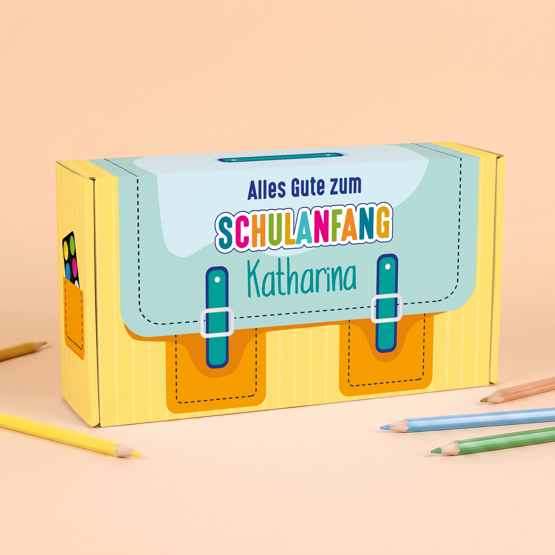 Mittlere gelbe Geschenkverpackung zur Einschulung im Schulranzen-Design mit Name
