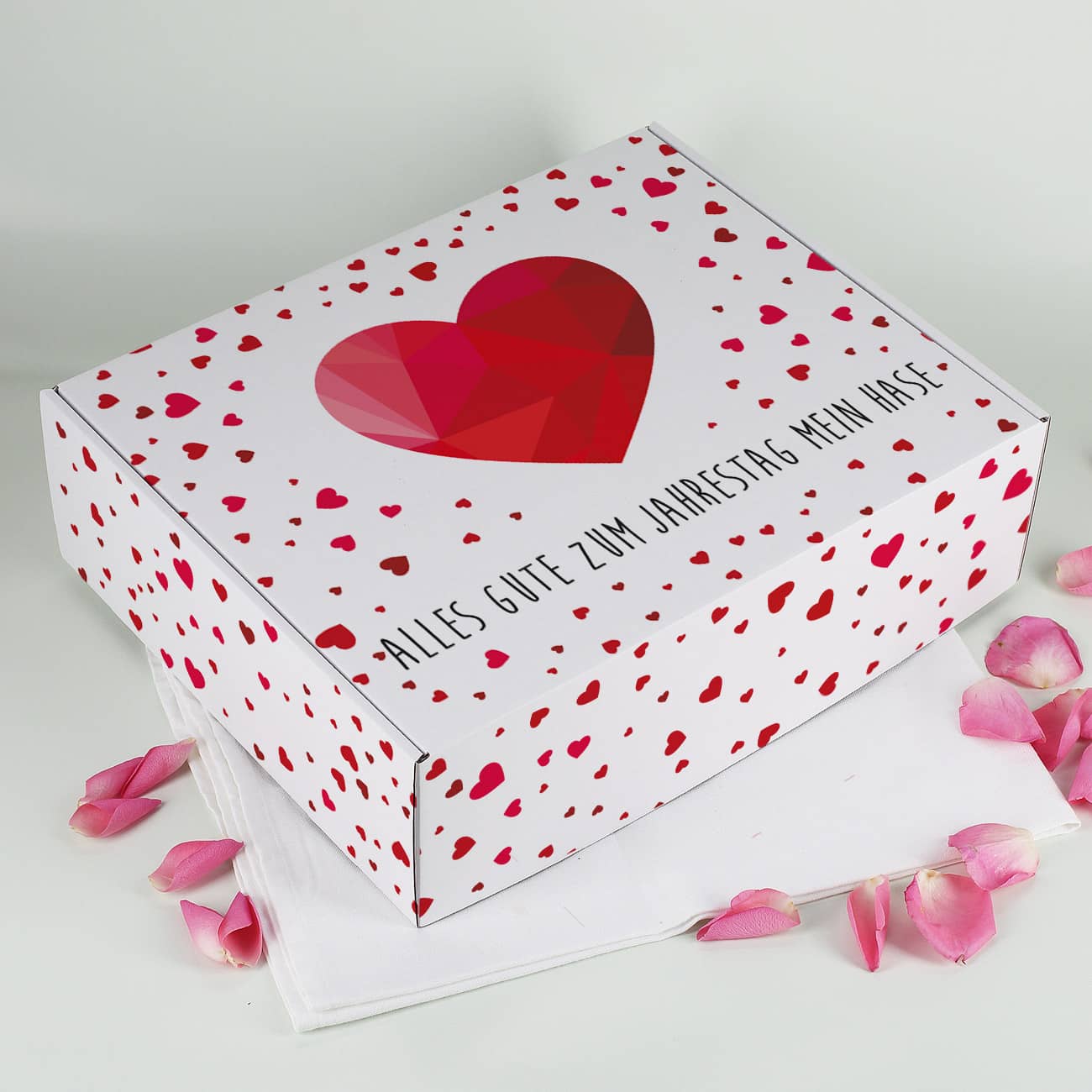 Geschenkkarton mit Polygonherz und Wunschtext