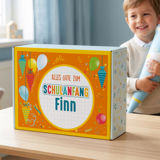 roße personalisierte Aufbewahrungsbox aus Pappe mit Name und buntem Schulanfang-Motiv vor einem Schulkind