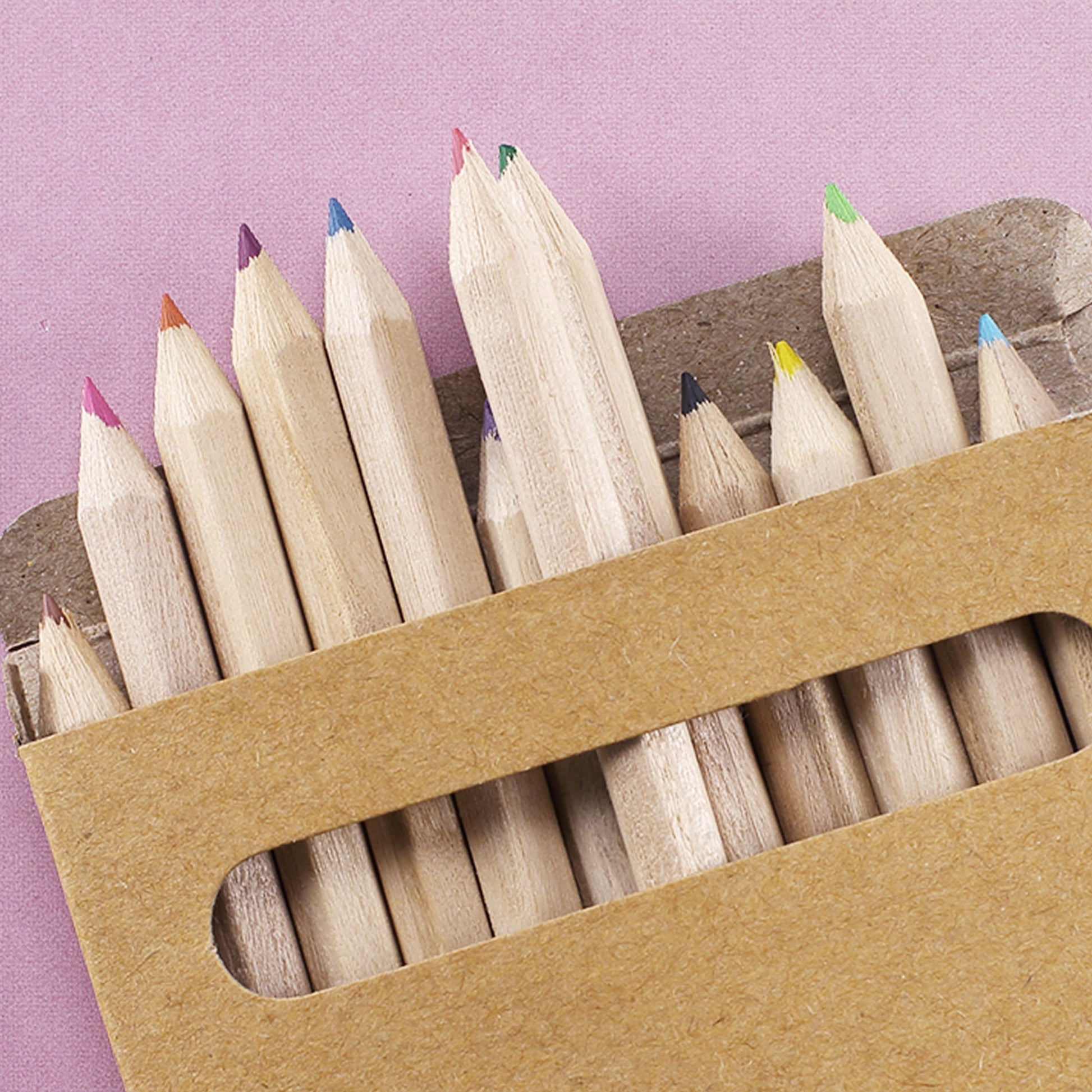 12 Buntstifte in geöffneter Verpackung