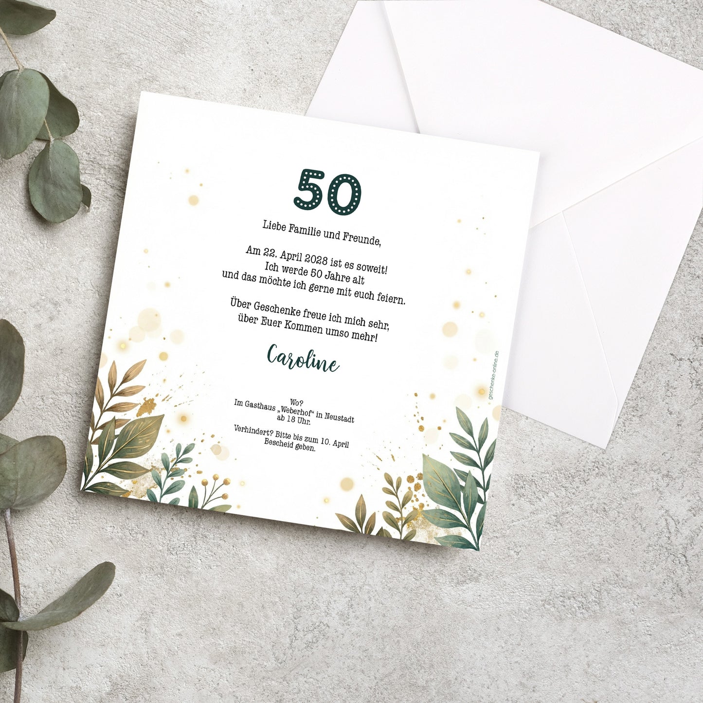 Rückseite der personalisierten Einladungskarte zum 50. Geburtstag mit individuellem Einladungstext und weißem Umschlag