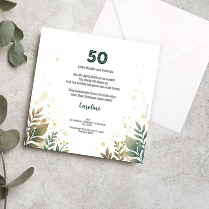 Rückseite der personalisierten Einladungskarte zum 50. Geburtstag mit individuellem Einladungstext und weißem Umschlag