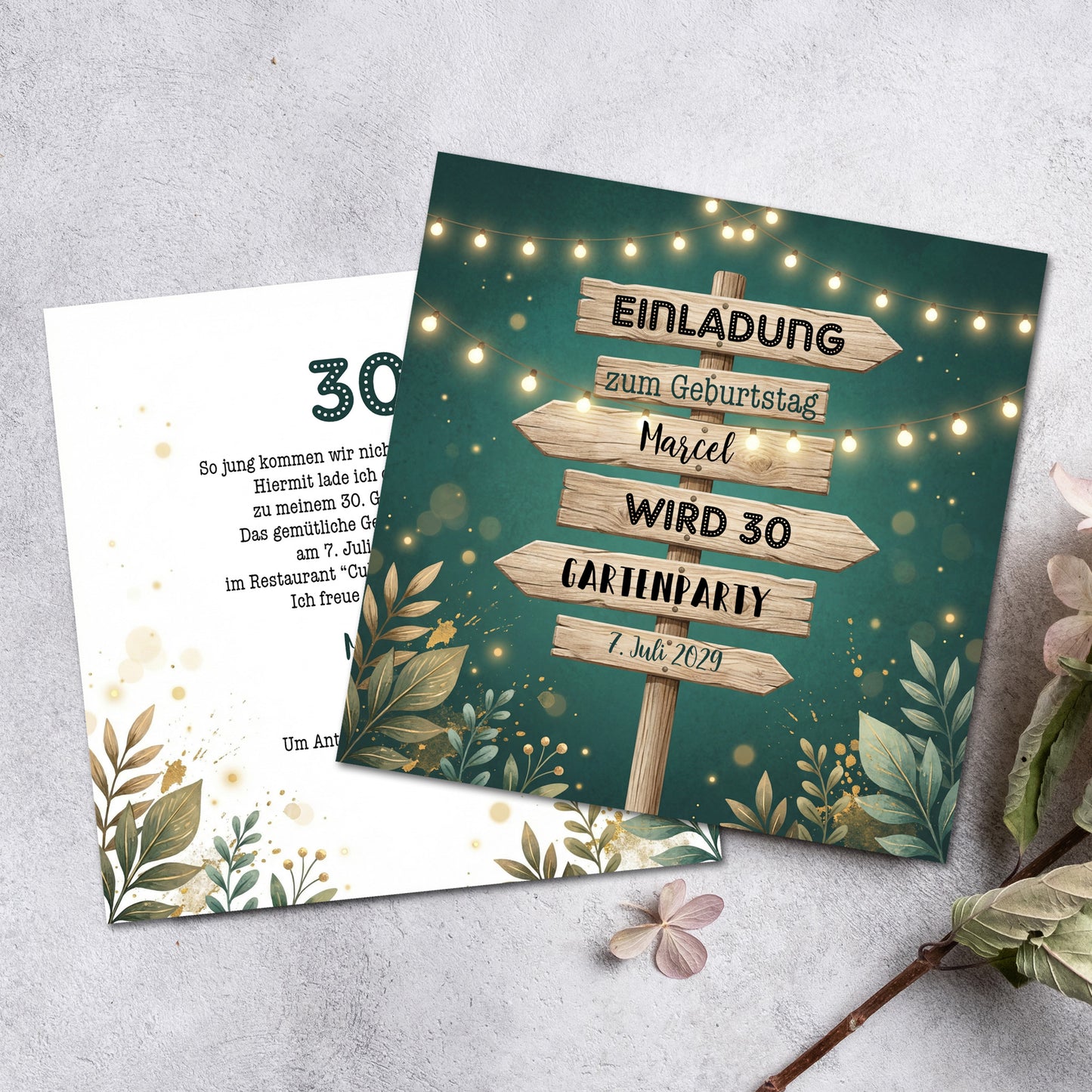 Personalisierte Einladungskarte zum 30. Geburtstag mit Wegweiser-Motiv und gestalteter Rückseite