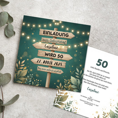 Einladungskarte zum 50. Geburtstag mit Wegweiser-Design und individuell gestalteter Rückseite mit Einladungstext