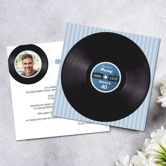 Personalisierte Einladungskarte mit Vinyl-Schallplatte und blauem Label sowie Foto auf der Rückseite