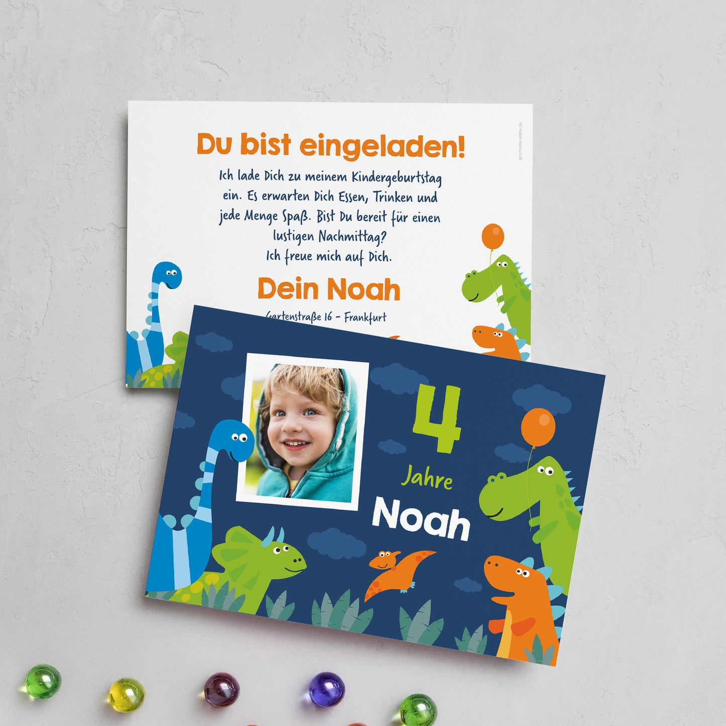 Einladungskarte zum Kindergeburtstag mit Dinosaurier-Motiv und Foto