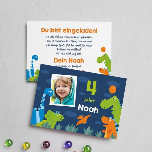 Einladungskarte zum Kindergeburtstag mit Dinosaurier-Motiv und Foto