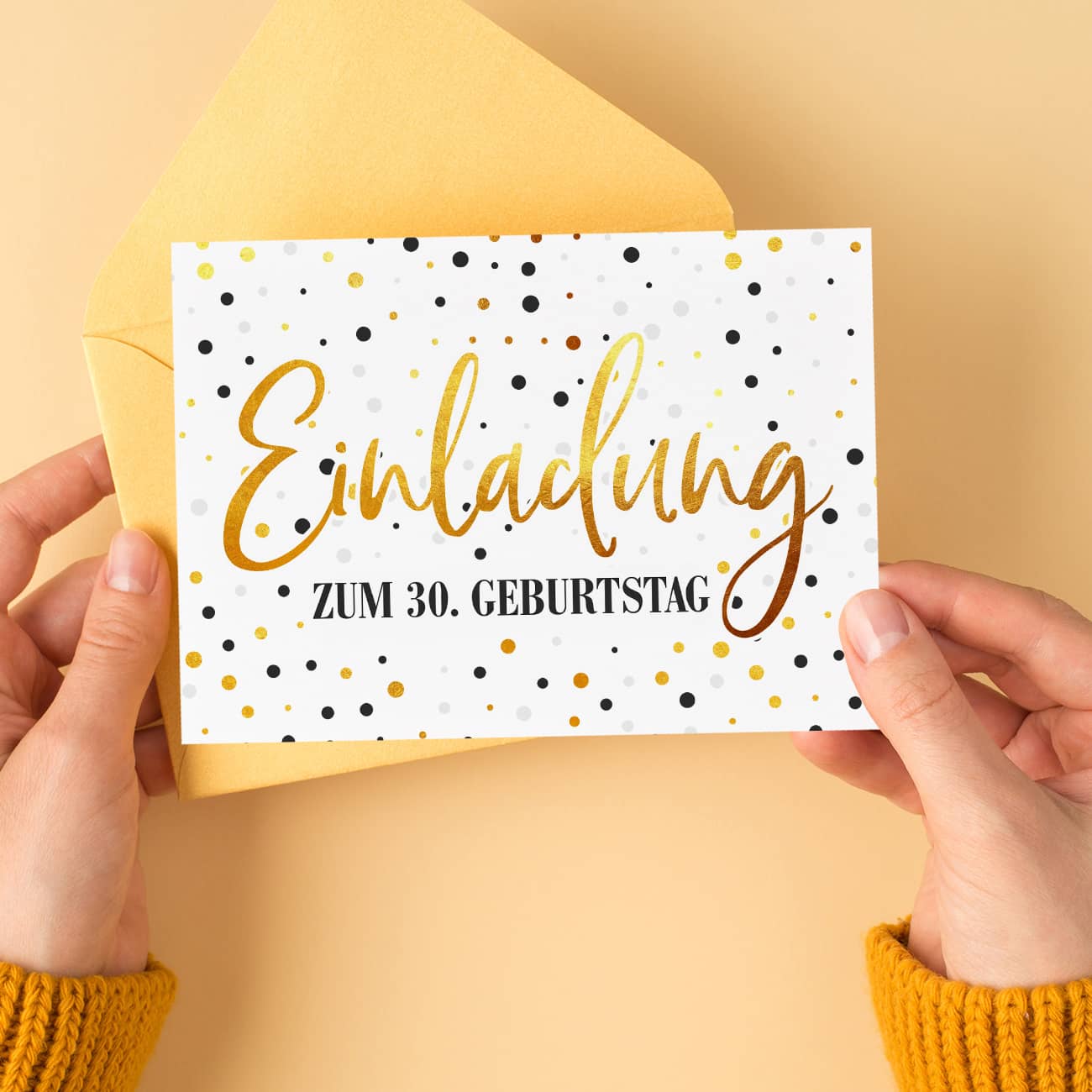 Einladungskarte zum Geburtstag mit persönlichem Druck und Goldkonfetti-Motiv