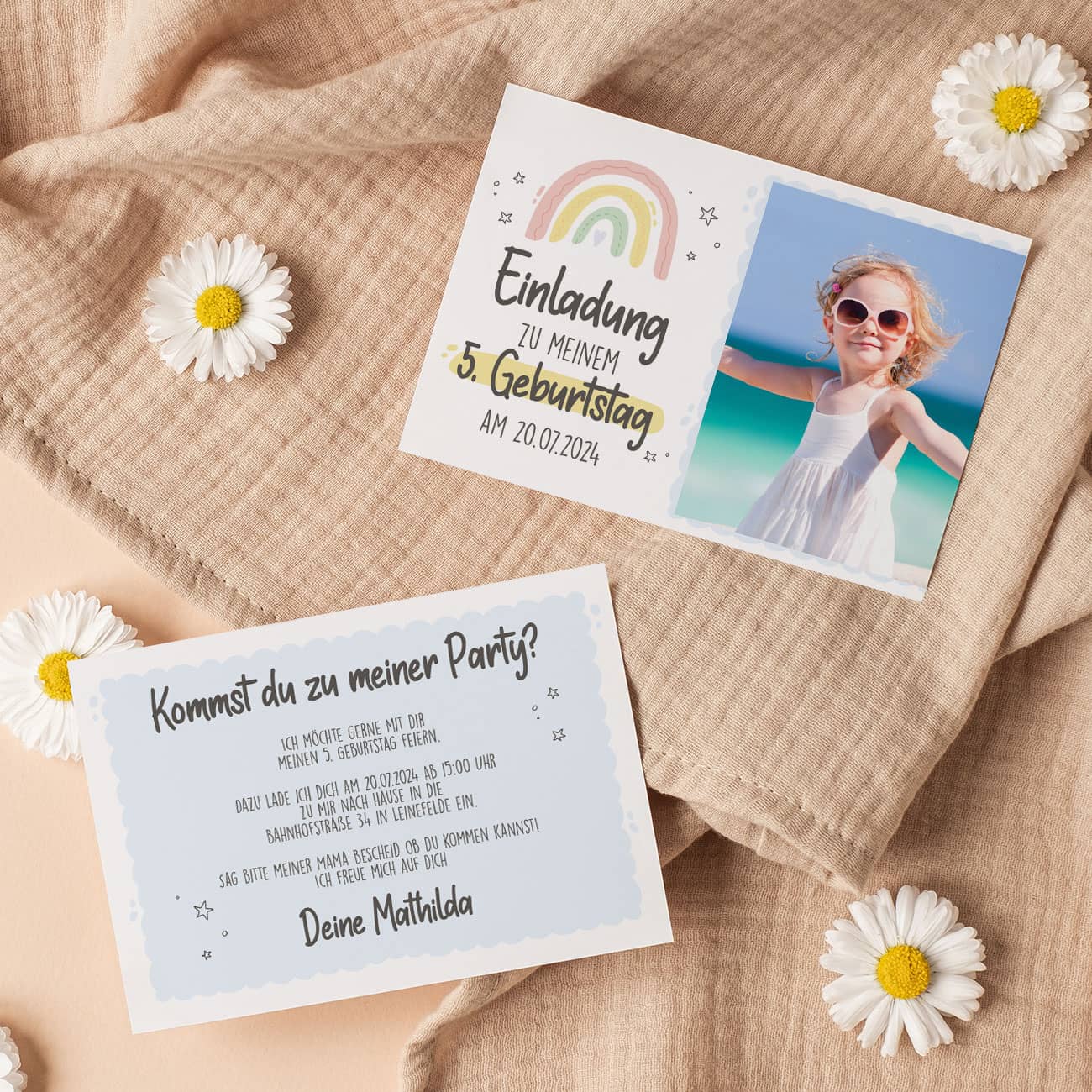 Einladungskarte zum Kindergeburtstag mit Foto und Regenbogenmotiv