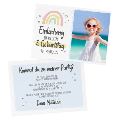 Einladungskarte zum Kindergeburtstag mit Foto und Regenbogenmotiv