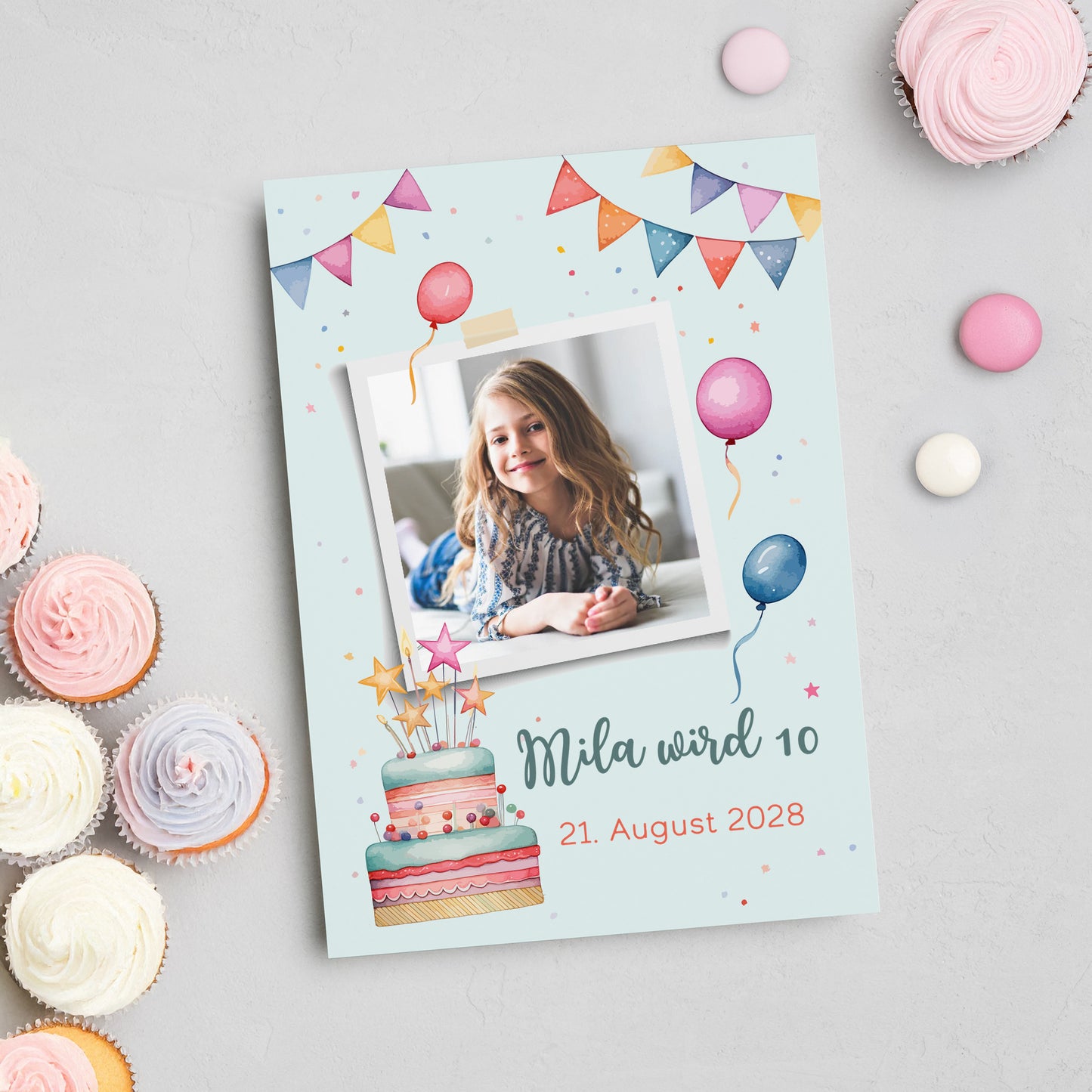 Personalisierte Einladungskarte zum Kindergeburtstag mit Foto und buntem Party-Motiv