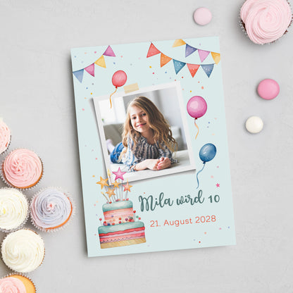 Personalisierte Einladungskarte zum Kindergeburtstag mit Foto und buntem Party-Motiv