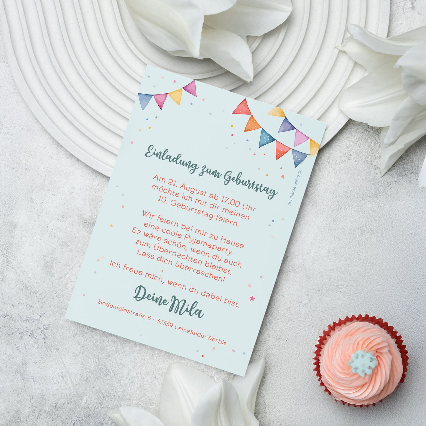 Personalisierte Einladungskarte zum Kindergeburtstag mit Foto und buntem Party-Motiv