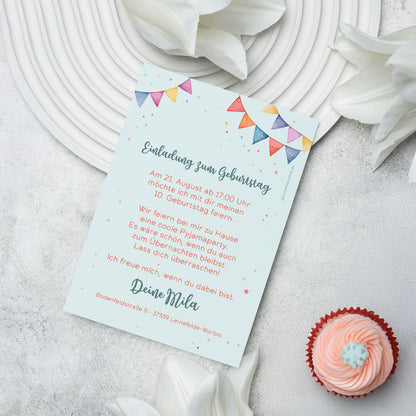 Personalisierte Einladungskarte zum Kindergeburtstag mit Foto und buntem Party-Motiv