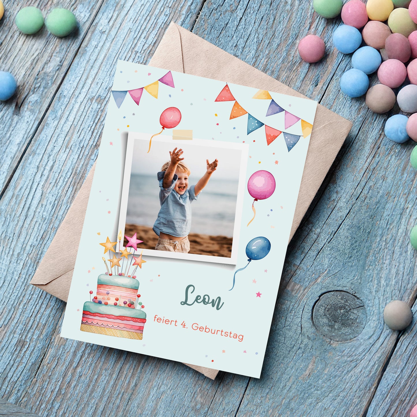 Personalisierte Einladungskarte zum Kindergeburtstag mit Foto und buntem Party-Motiv