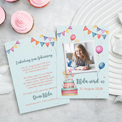 Personalisierte Einladungskarte zum Kindergeburtstag mit Foto und buntem Party-Motiv