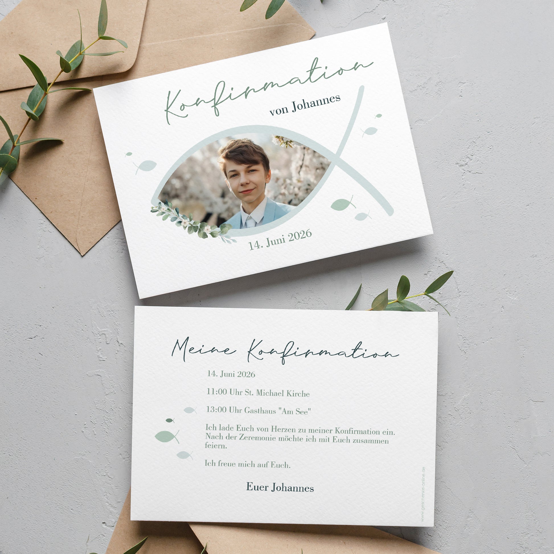 Personalisierte Einladungskarte zur Konfirmation mit christlichem Fischsymbol (Ichthys). Vorderseite mit individuellem Foto, sanften Grüntönen und Blätterelementen. Rückseite mit anpassbarem Einladungstext. Hochwertiger Druck auf edlem Feinstpapier.