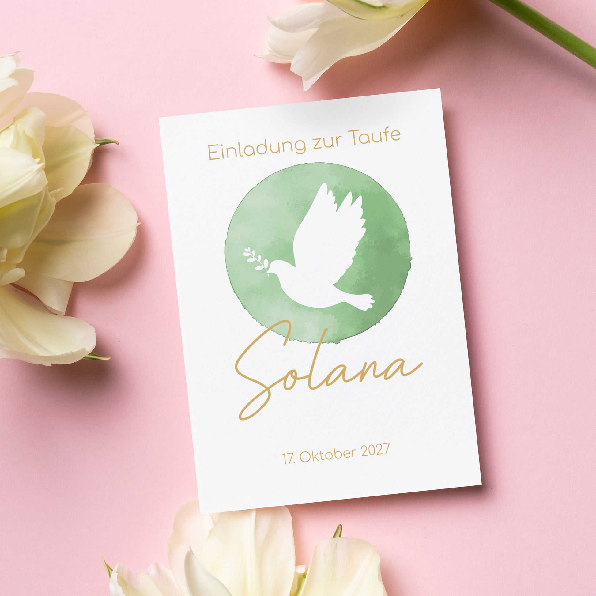 Elegante Einladungskarte zur Taufe mit einem schlichten, modernen Design. In der Mitte befindet sich ein grüner Aquarell-Kreis mit einer weißen Taube, die ein Olivenzweig im Schnabel trägt – ein Symbol für Frieden und Segen. Der Name "Solana" ist in goldener Schreibschrift unter dem Motiv platziert, während darüber der Schriftzug "Einladung zur Taufe" steht. Das Taufdatum, „17. Oktober 2027“, ist am unteren Rand der Karte in einer feinen Schrift gehalten. Die Karte liegt auf einem rosa Hintergrund, umgeben.