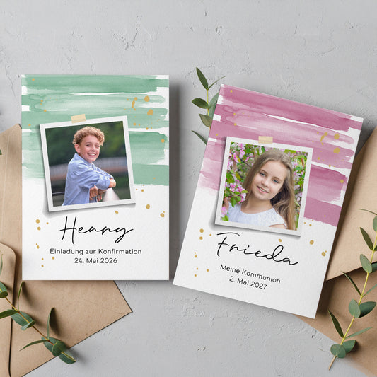 Zwei personalisierte Einladungskarten im modernen Aquarell-Design mit Polaroid-Fotos. Die linke Karte in Grün-Gold ist eine Einladung zur Konfirmation, die rechte in Rosa-Gold zur Kommunion. Beide Karten sind mit Namen, Datum und individuellem Text versehen und liegen auf einer rustikalen Oberfläche, umgeben von Eukalyptusblättern und Briefumschlägen.