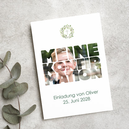 Moderne Einladungskarte zur Konfirmation mit individuellem Foto. Der Schriftzug 'Meine Konfirmation' ist mit einem Wunschbild gefüllt. Elegantes Design mit christlichem Symbol und personalisiertem Einladungstext auf hochwertigem Feinstpapier.