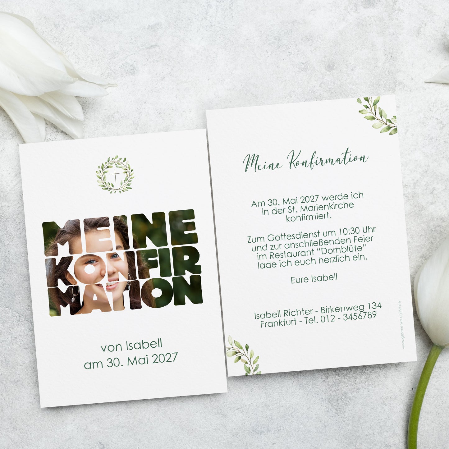 Personalisierte Einladungskarte zur Konfirmation mit Wunschfoto. Modernes Design mit in den Schriftzug integrierter Bildgestaltung. Rückseite mit Einladungstext und Eukalyptus-Details, hochwertig gedruckt auf Feinstpapier.