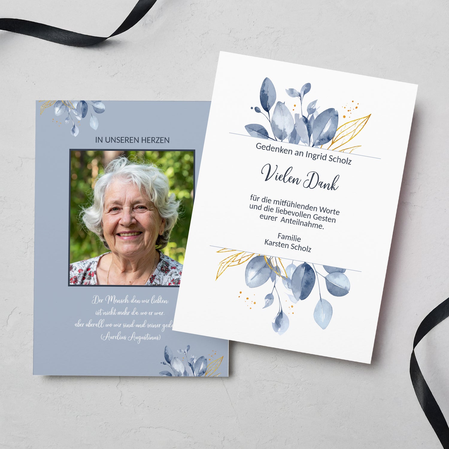 Dankeskarte zur Trauer mit blauem Blätter-Motiv, Foto und Text – auf hellem Tisch liegend
