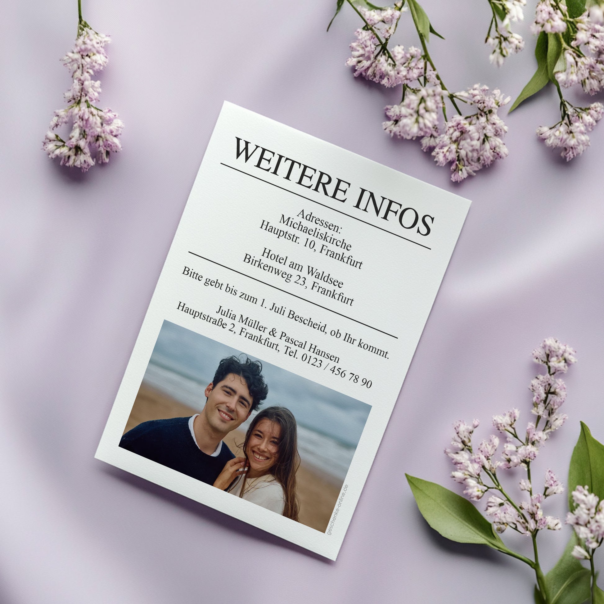 Rückseite der Hochzeitseinladung im Zeitungsstil mit Überschrift „Weitere Infos“, Adressen, RSVP-Text und Foto unten