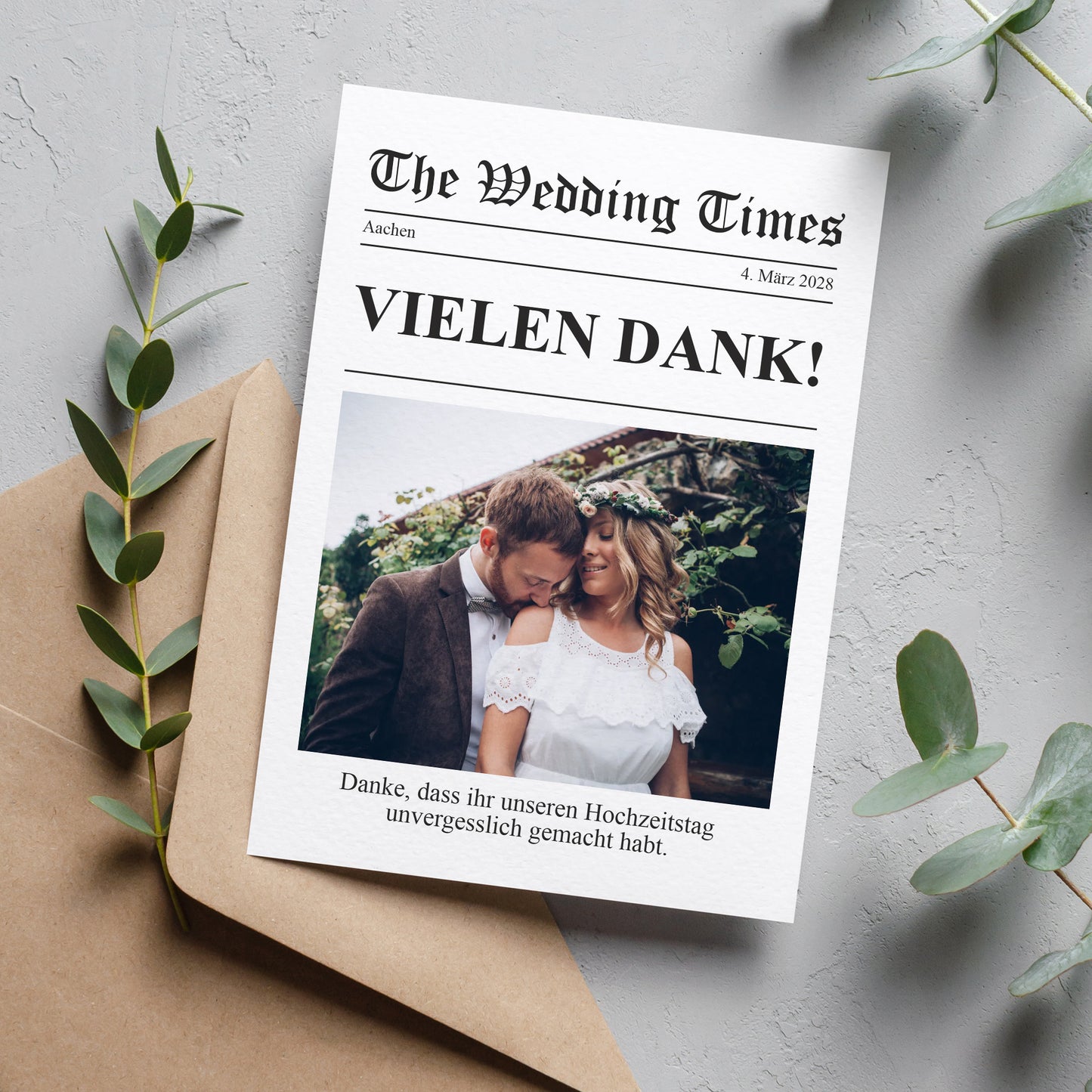 Hochzeits-Danksagungskarte „The Wedding Times“ mit Überschrift „VIELEN DANK!“, großem Hochzeitsfoto in der Mitte und kurzem Dankessatz unter dem Bild
