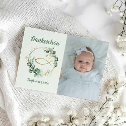 Personalisierte Dankeskarte zur Taufe mit Babyfoto und Name, Ichthys Fisch im Eukalyptuskranz im neutralen Design