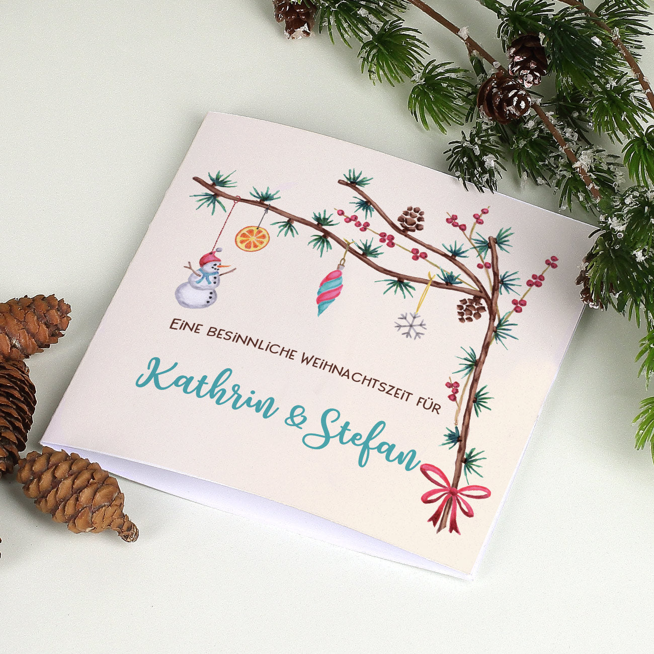 Festliche Weihnachtskarte mit Zweigen und Ihrem Wunschtext