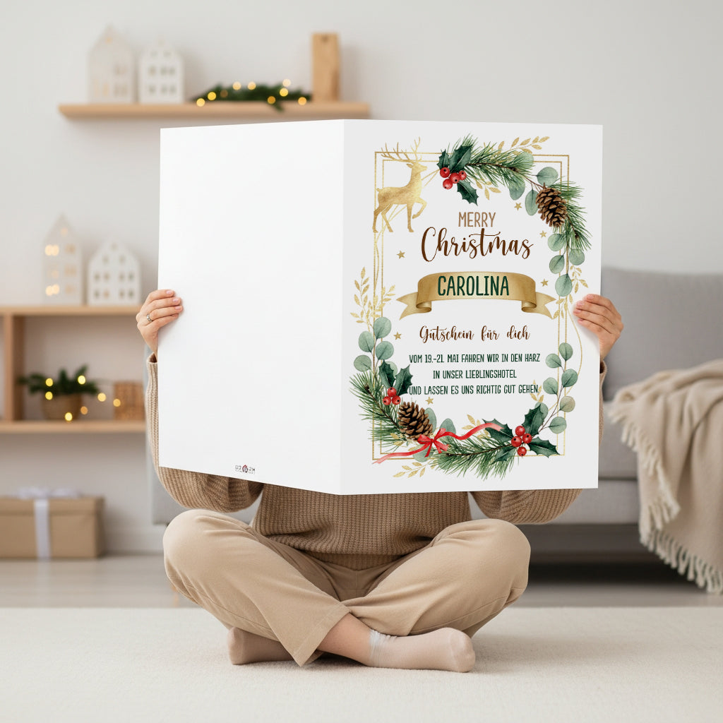 Frau hält XXL Weihnachtsgutschein im Format 50×70 cm geöffnet in der Hand