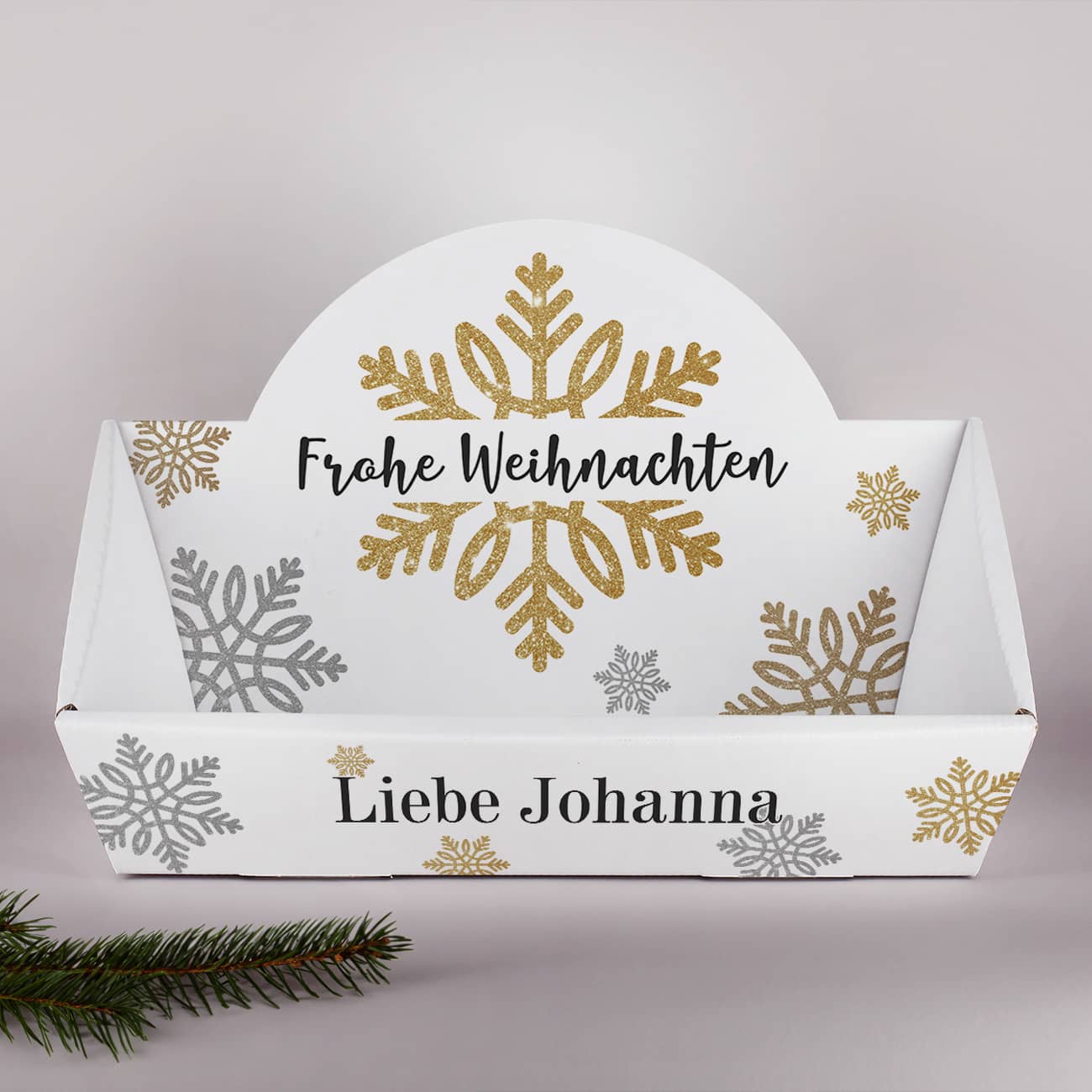 Festlich gestalteter Geschenkkorb zu Weihnachten