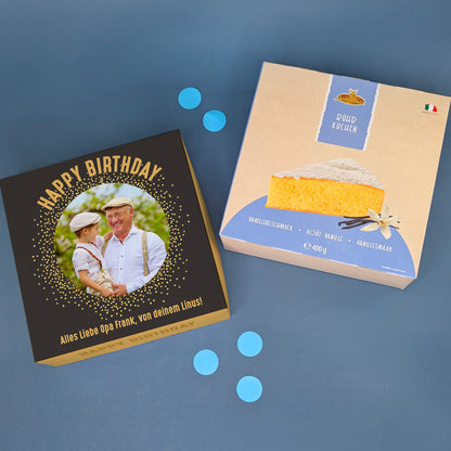 Kuchenbox mit Vanillekuchen und personalisierter Geburtstagsverpackung mit Foto eines Opas und Enkels