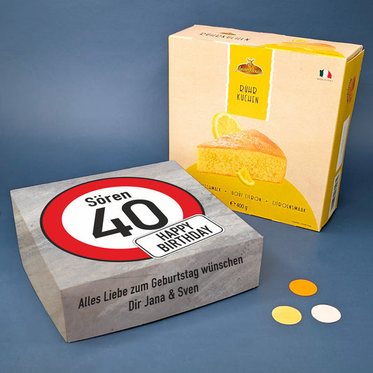 Kuchenbox mit Betonhintergrund und Verkehrszeichen „40“ mit Name Sören, daneben Zitronenkuchenverpackung