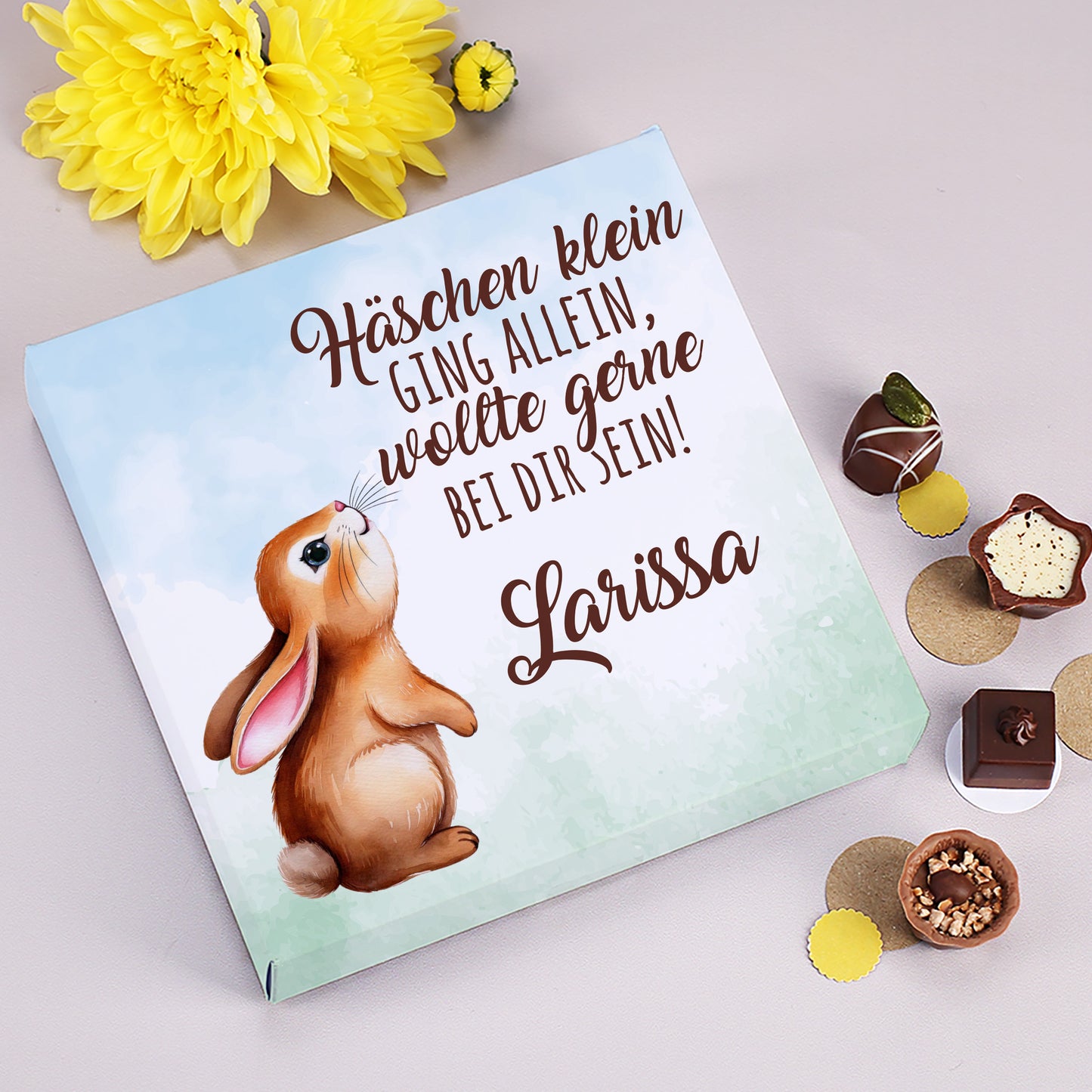 Pralinen zu Ostern mit Wunschname und Hasen-Motiv "Häschen klein ging allein, wollte gerne bei dir sein!"